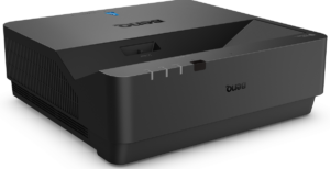 Schwarzer Ultra-Kurzdistanz-Beamer von BenQ in seitlicher Perspektive, mit sichtbaren Tasten und Lüftungsschlitzen.